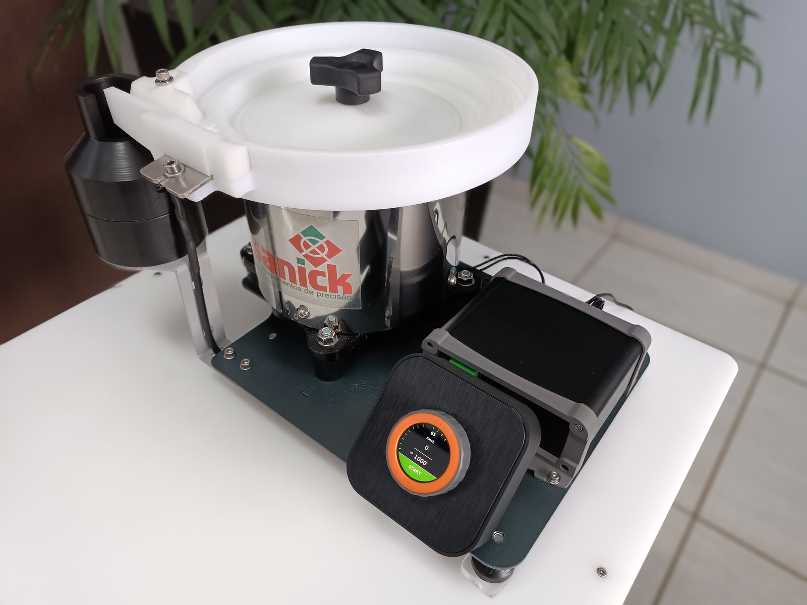 ESC 2025 instalado sobre bancada de laboratório
