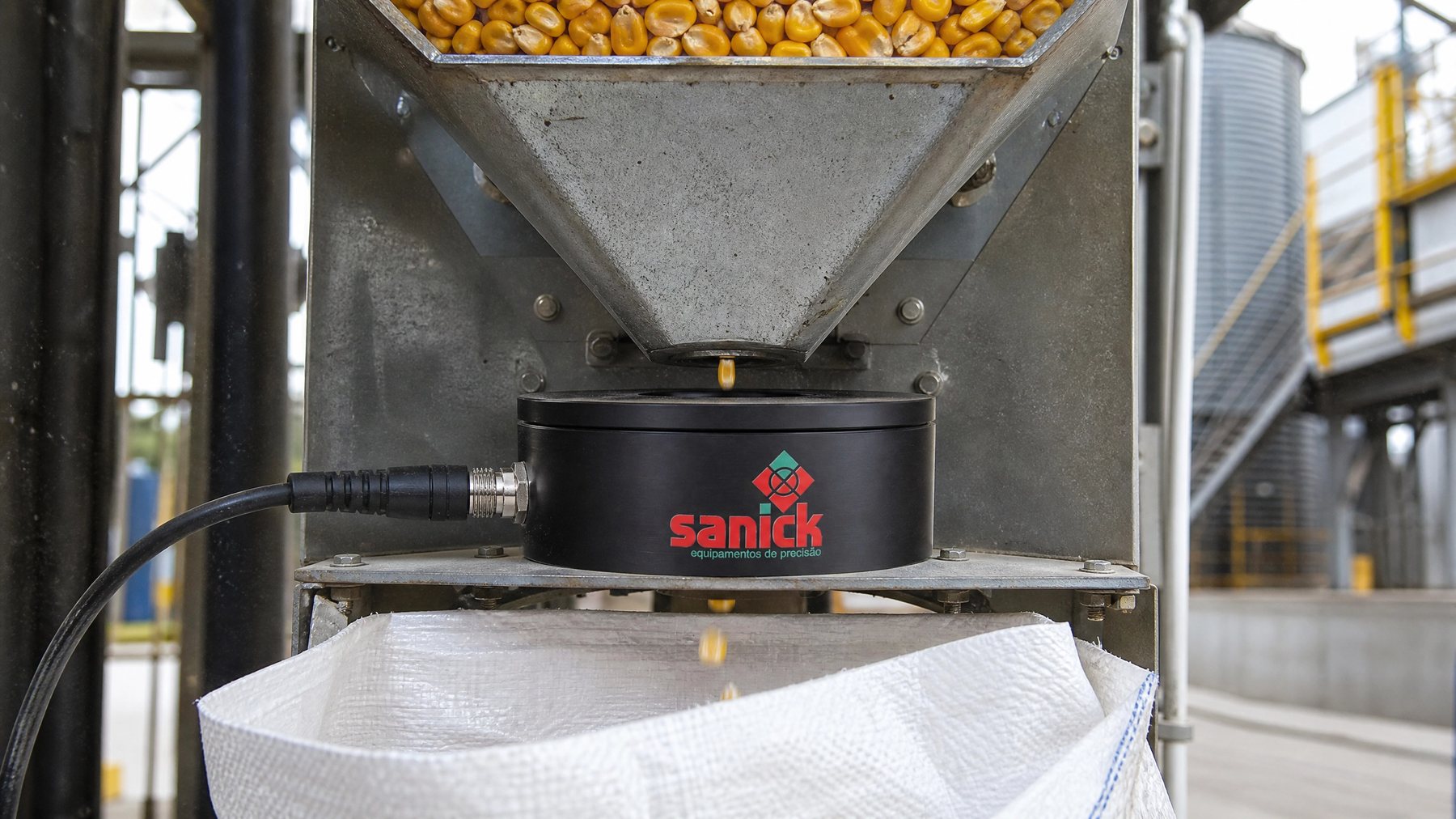Sensor Sanick Intelicount contando milho na saída do bocal, com ensaque em big bag